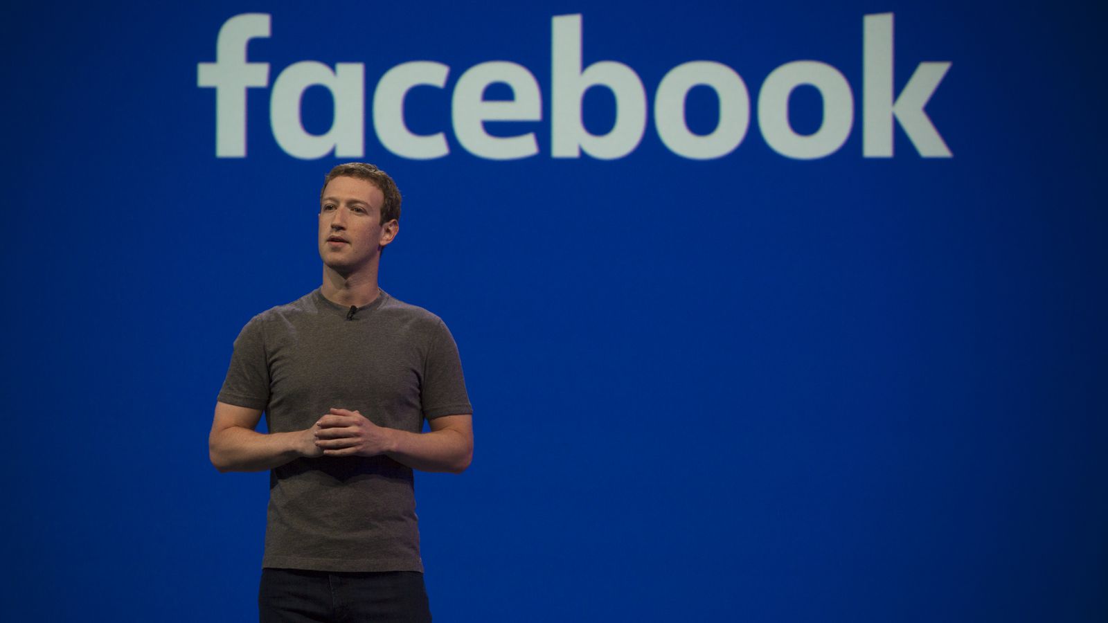 f8 facebook mark zuckerberg 0112 Facebook dice addio all’utilizzo di fornitori esterni di dati
